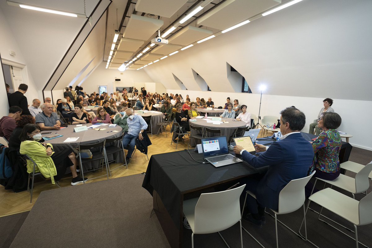 Nola egin aurre segregazioari hezkuntza-sistematik? Eusko Ikaskuntzarekin batera, hausnarketa partekatuaren aldeko apustua egin nahi dugu, aztertzen eta kezkatzen gaituen gai honetan. Gizarteak aukera-berdintasuna eskatzen du, bizikidetza positiboa. Hitz egin, partekatu, entzun.