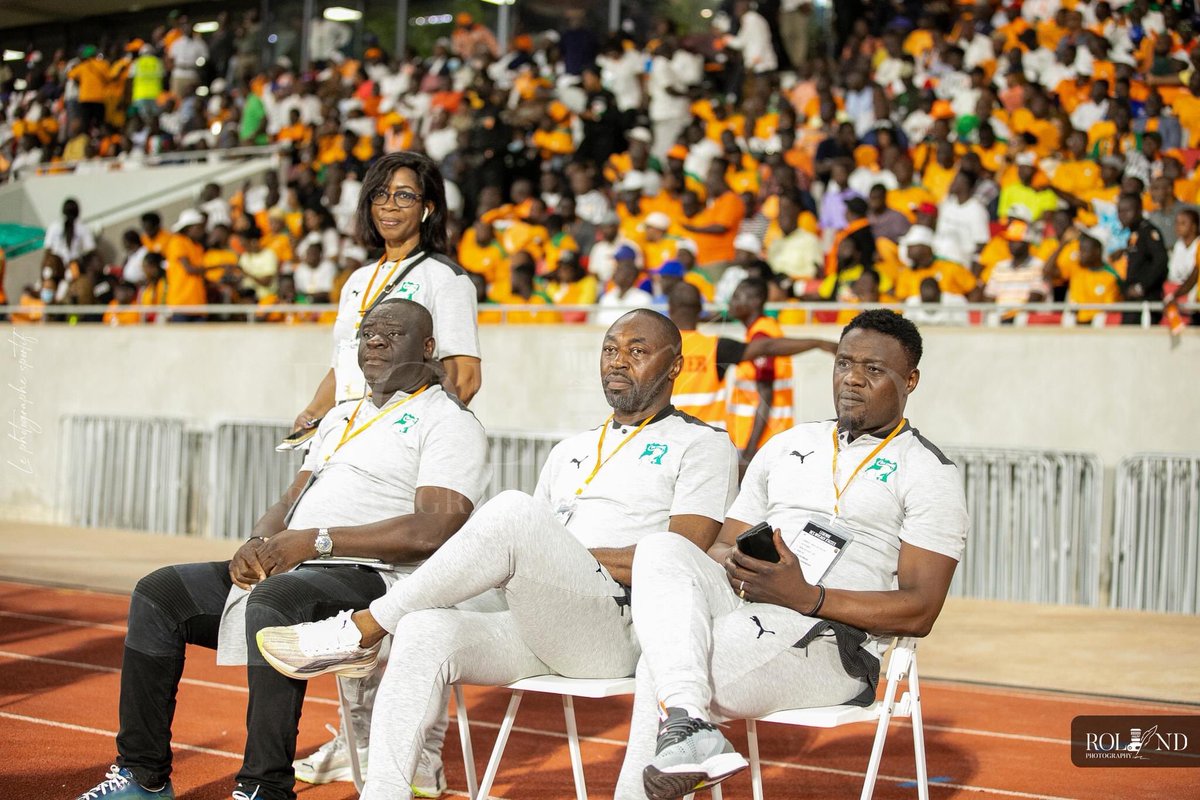 saedeciv's tweet photo. Les anciens footballeurs ivoiriens qui étaient à côté des éléphants hier .. jusqu’à présent on n’a pas encore de détail sur leur rôle dans le staff. #civ #civ225 #CAN2023 https://t.co/Tddv4C0SB9