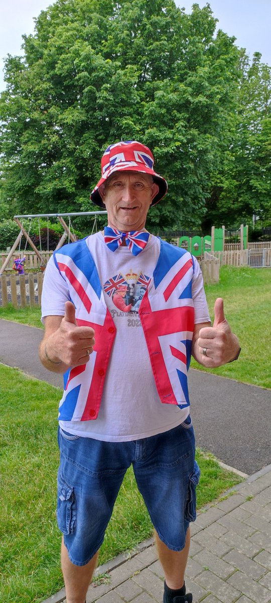 Sutcliffe parkrun this morning. Timtams from our Aussie tourists. #parkrun #timtam <a href="/parkrunUK/">parkrun UK</a> <a href="/parkrun/">parkrun 🌳</a> #JubileeWeekend