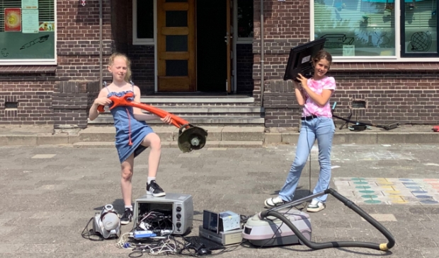 KlaroenNL's tweet photo. Het Kompas uit Alblasserdam strijdt tegen elektronisch afval -  https://t.co/aAScoug4MZ https://t.co/efYKNpNMNx