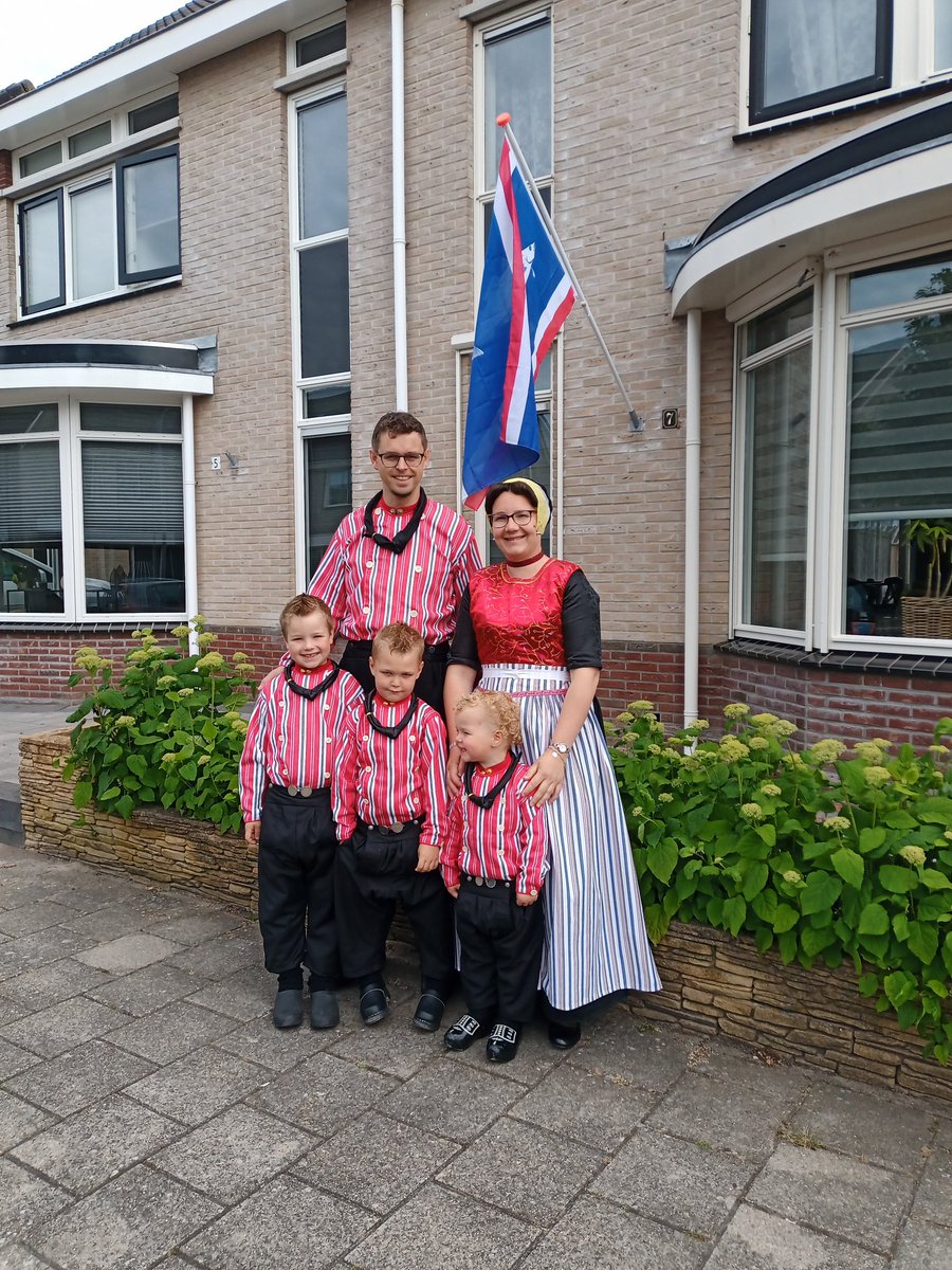 Vandaag is het Urkerdag.
Onze oudste dochter met haar man en drie kinderen in klederdracht.
Zo mooi!