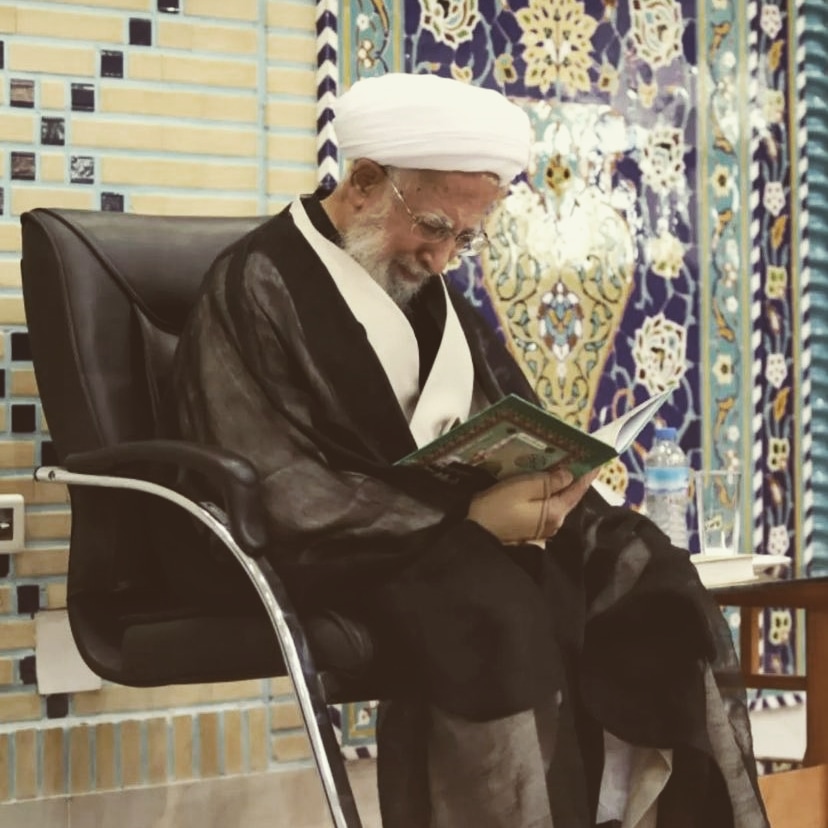 ChannelRazavi's tweet photo. Grand Ayatollah Jawadi Amoli weeps for the soul of his late wife as the 40 day anniversary of her death passes 💔 #ayatollahjawadiamuli #soul #wife #anniversary #death #passes #razavichannellive #razavichannel #i̇mamali https://t.co/5canMxYXeo