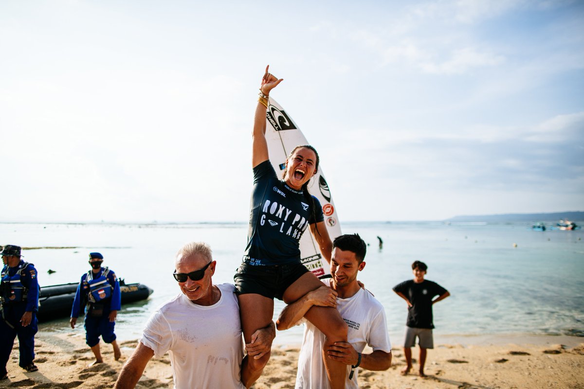 ⚠️ <a href="/johannedefay/">Johanne Defay</a> signe sur la mythique gauche indonésienne sa 5e victoire sur le CT et intègre le top 5 qualificatif pour les play-offs de Trestles, au 3e rang mondial bit.ly/3xhWg3P #RoxyProGLand