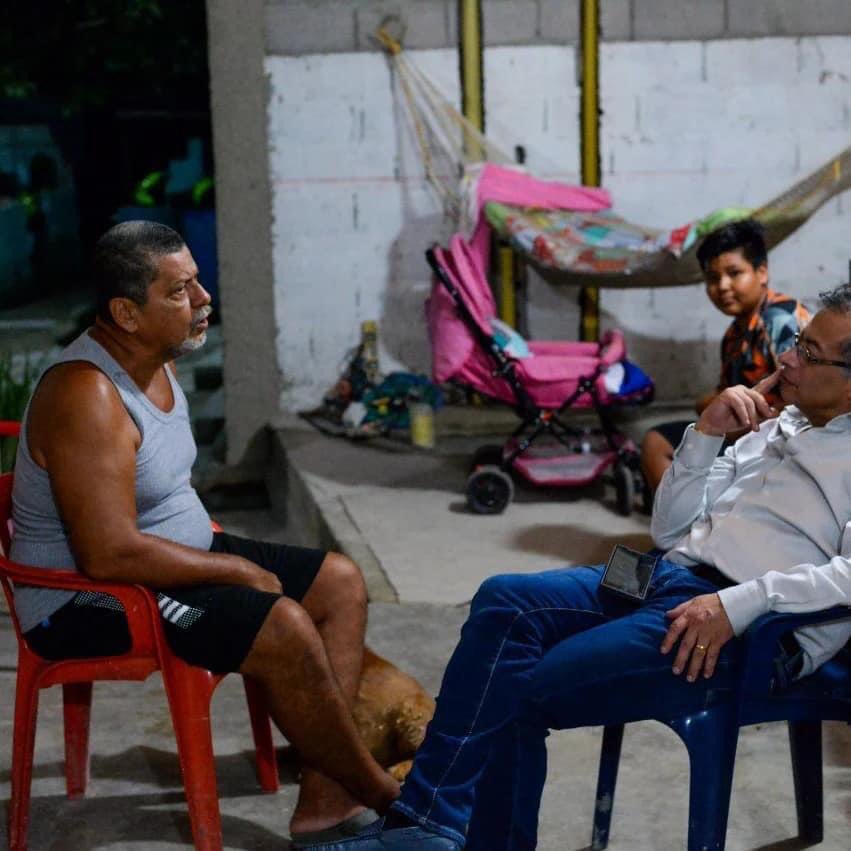 cesarpicon's tweet photo. Nuestro Presidente durmió anoche en casa d Arnulfo, humilde pescador de Honda, Tolima. A esta hora acompaña la faena. @petrogustavo es el que mejor conoce país: Recuperará IDEMA, https://t.co/eLFf0mLGC9