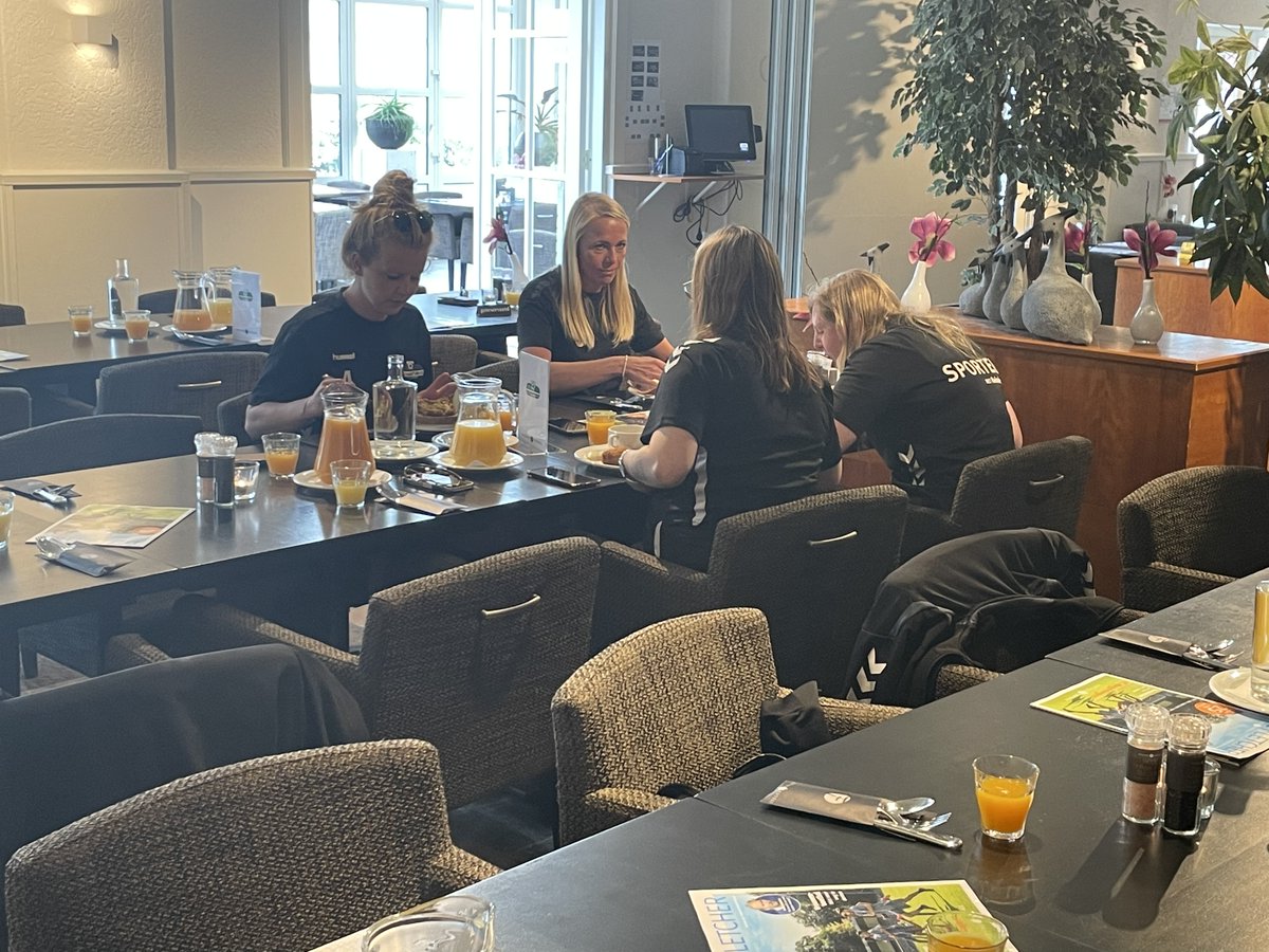 FletcherFootbal's tweet photo. De dames van Voetbalvereniging WWNA @vvWWNA uit #Apeldoorn zijn met 2 teams bij Fletcher Hotel Victoria @HotelHoenderloo in #Hoenderloo voor #teambuilding πͺ
#teambuilding #wwna #dameswwna #veluwe #vrouwenvoetbal #fletcherfootball #wenumwiesel #wwnavrouwen #hotelhoenderloo https://t.co/mQnsUXv9zL
