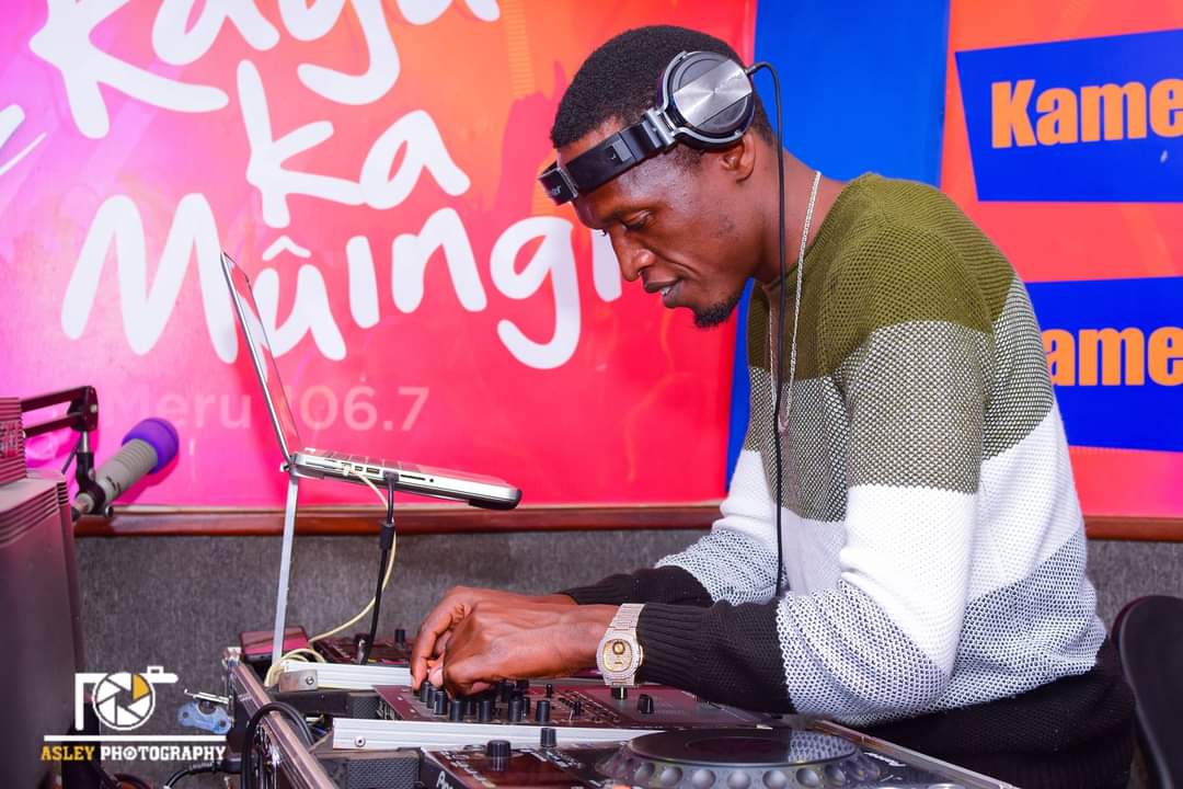 #NyamaChomaMix Kaboom!
<a href="/NiGathukiMundu/">Gathuki Mundu Wakasungula</a> <a href="/kameme101/">Kameme FM Official</a>