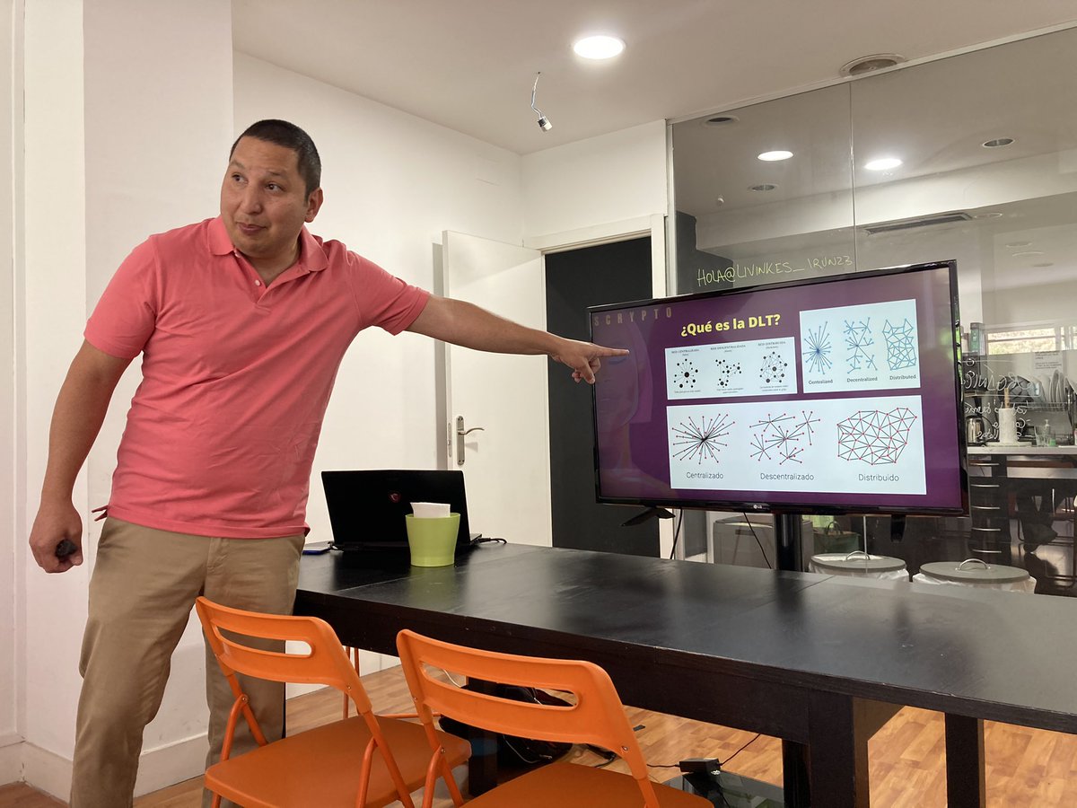 pivotdao's tweet photo. Profundizando sobre registros distribuidos (DLTs) con @andresleon79 en @LivinkCoworking https://t.co/FiexIpYfrl