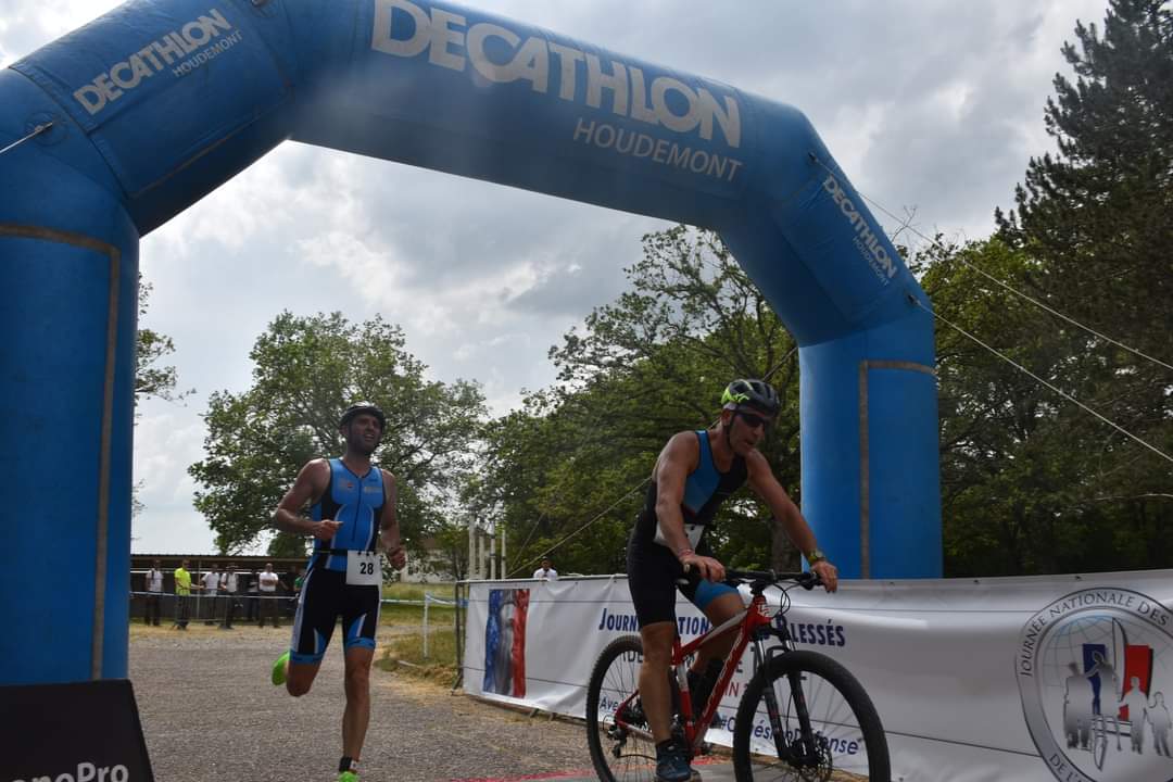 CDC_53eRT's tweet photo. [BIKE AND CROSS]

Rendez-vous au BIKE and CROSS du #53RT le samedi 11 juin 2022 à Saint-Clément pour transpirer au profit des blessés.

Inscription jusqu'au 6 juin 18h sur : https://t.co/jV2bRJvhoo 

#AvecNosBlessés #TenirLEffort 
@armeedeterre @COMSIC_FR @armeeszne https://t.co/DlroovBT1t