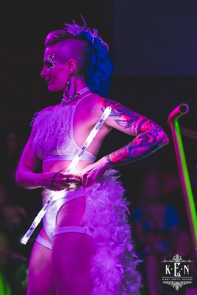 LadyCleoCabaret's tweet photo. One of my favourite shots from @KEN_fetish ! โค๏ธโค๏ธ #takemeback
#altmodel #altperformer #kinkycabaret #kinkcommunity #kinkperformer #kinkparty #leviwand #tattooedgirls https://t.co/7zNEjp06ci