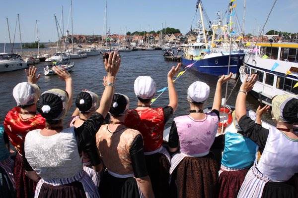 Vandaag is het #Urkerdag op Urk. Een bijzondere dag om de kleurrijke en bijzondere cultuur van Urk eer aan te doen.

Eigenlijk een dag van, voor en door Urkers. Toch zijn "vreemden" vandaag welkom op het dorp.

Iedereen een mooie Urkerdag toegewenst na de verloren jaren ❤

#Urk