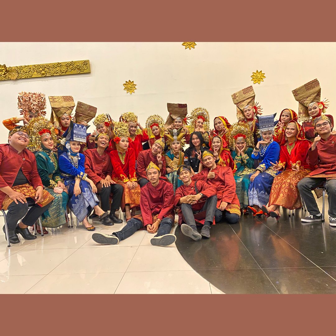 UKS_Unand's tweet photo. 25.05.2022
.
.
Foto Bersama Paduan Suara UKS Unand dalam acara GEBU MINANG
.
.
#paduansuara
#ANDALASWARA
#UKSUNAND https://t.co/AuUMd9SJo3