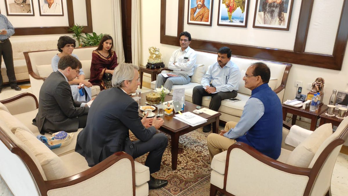 ChouhanShivraj's tweet photo. Today I had the honour to host the @FranceinIndia H.E Mr. Emmanuel Lenain at my official residence.

We exchanged ideas on Tourism, Industrial Development, Health, Education, Environment &amp; Renewable Energy. We also discussed the new avenues of cooperation &amp; partnership. https://t.co/ekCj8fcjCR