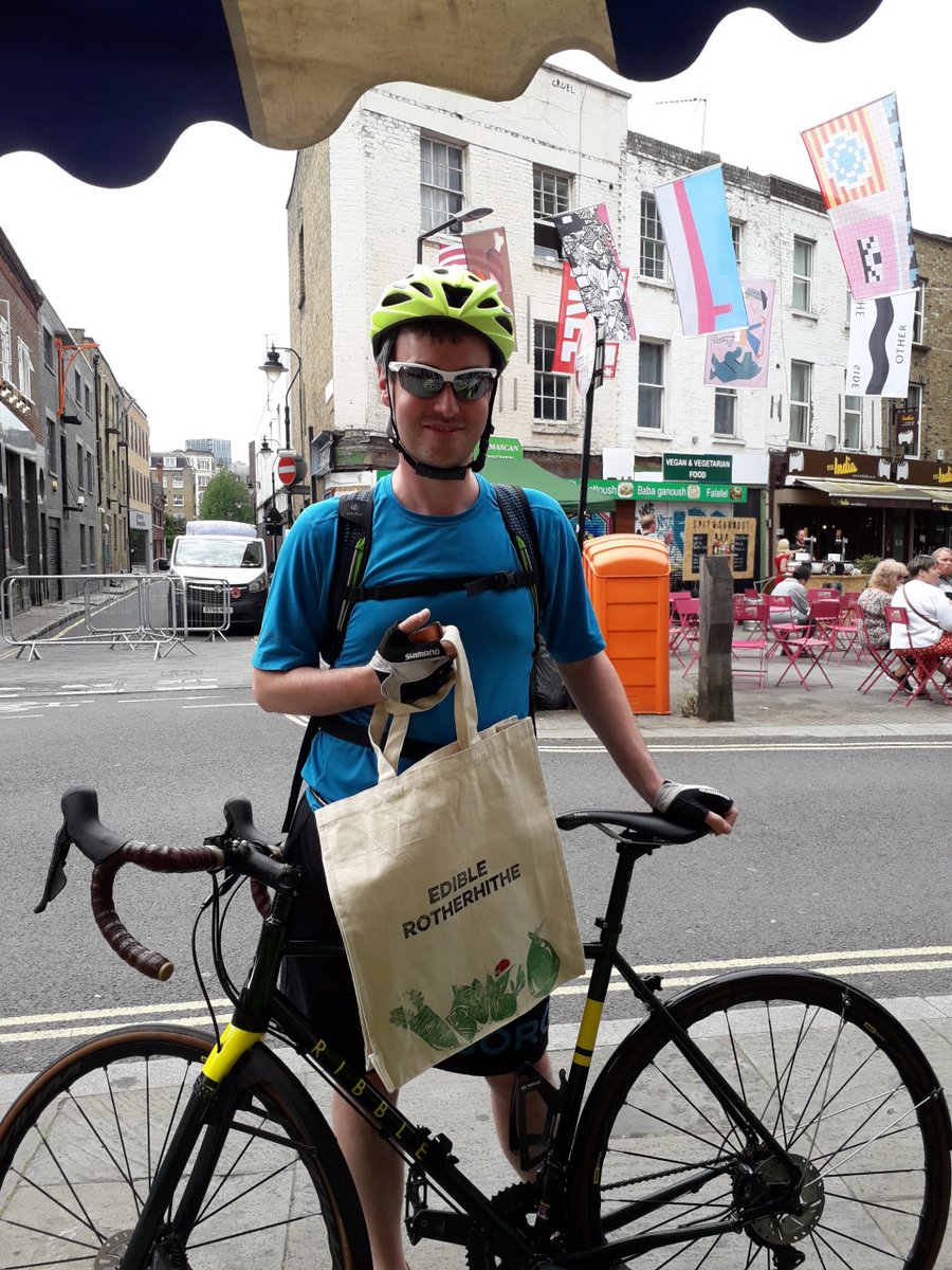 EdibleSE16's tweet image. Fantastic event, thank you for inviting us &amp;amp; @PaperFight1 #ThoughtPressProject lots of smiles, laughter and new friends👏👏
#communityMatters
#funinthesun