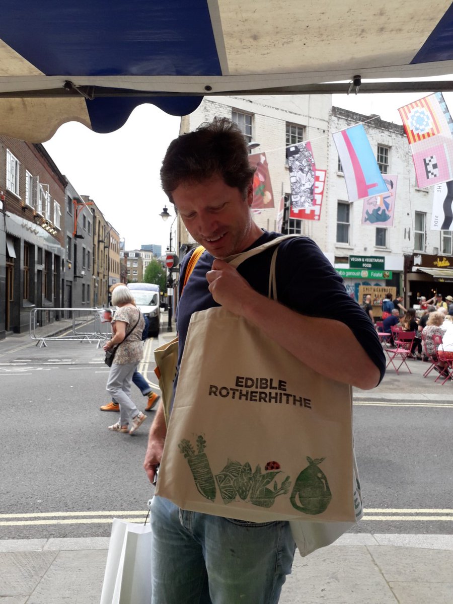 EdibleSE16's tweet image. Fantastic event, thank you for inviting us &amp;amp; @PaperFight1 #ThoughtPressProject lots of smiles, laughter and new friends👏👏
#communityMatters
#funinthesun