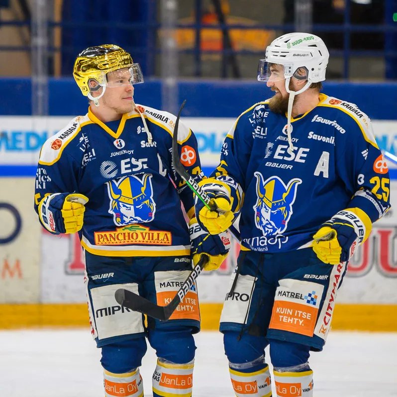 Vertailun vuoksi myös kuva, josta kuva piirretty. Mietteitä? Samaa näköä kuvien herroilla keskenään?
#drawing #derwent #derwentinktense #pekkajormakka #jukurit #petruspalmu #kiekkofani #icehockeyfan #draw #drew