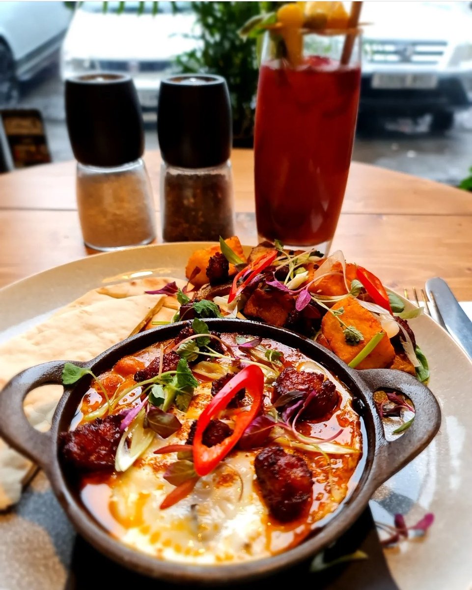 nothing better than a lebanese shakshuka &amp; a bloody mary #thebungo on this lovely jubilee weekend 😀 

#thebungobreakfast 
#bungococktails 
#shawlands 
#glasgowsouthside 
#weekendinglasgow 
#glasgowbrunch