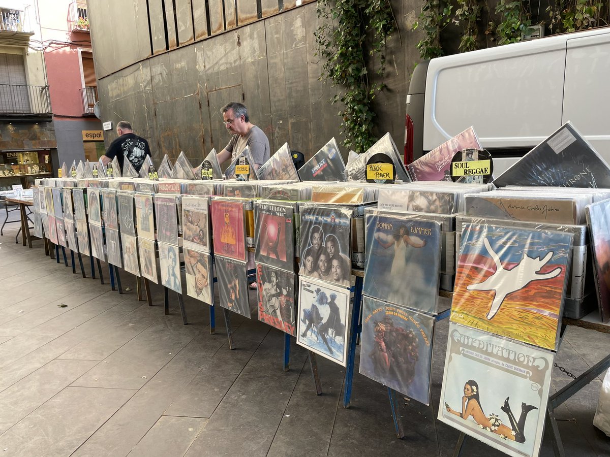 Aj_Ripoll's tweet photo. 📀 Avui durant tot el dia podreu trobar el #FiraDisc #Ripoll a la plaça de la Lira! Compravenda, intercanvi de vinils, CD, DVD, pòsters… no us ho perdeu! https://t.co/VFcDil194P