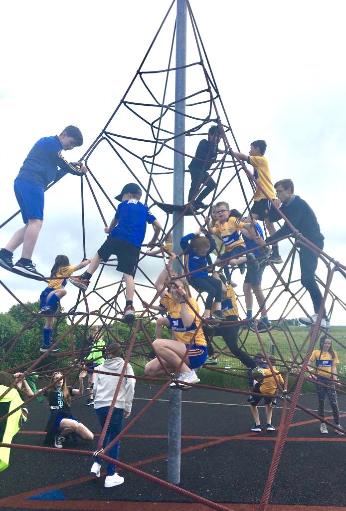 oconfhaolaquin's tweet photo. Infants and Sixth Class having fun in #Quin #Playground #wellbeing ⁦@ns_quin⁩ ⁦@MissSDaffy⁩ ⁦@BrowneQuin⁩ ⁦@mr_clohessy⁩ ⁦@mrmurphyquin⁩ https://t.co/O1x0IDpjec