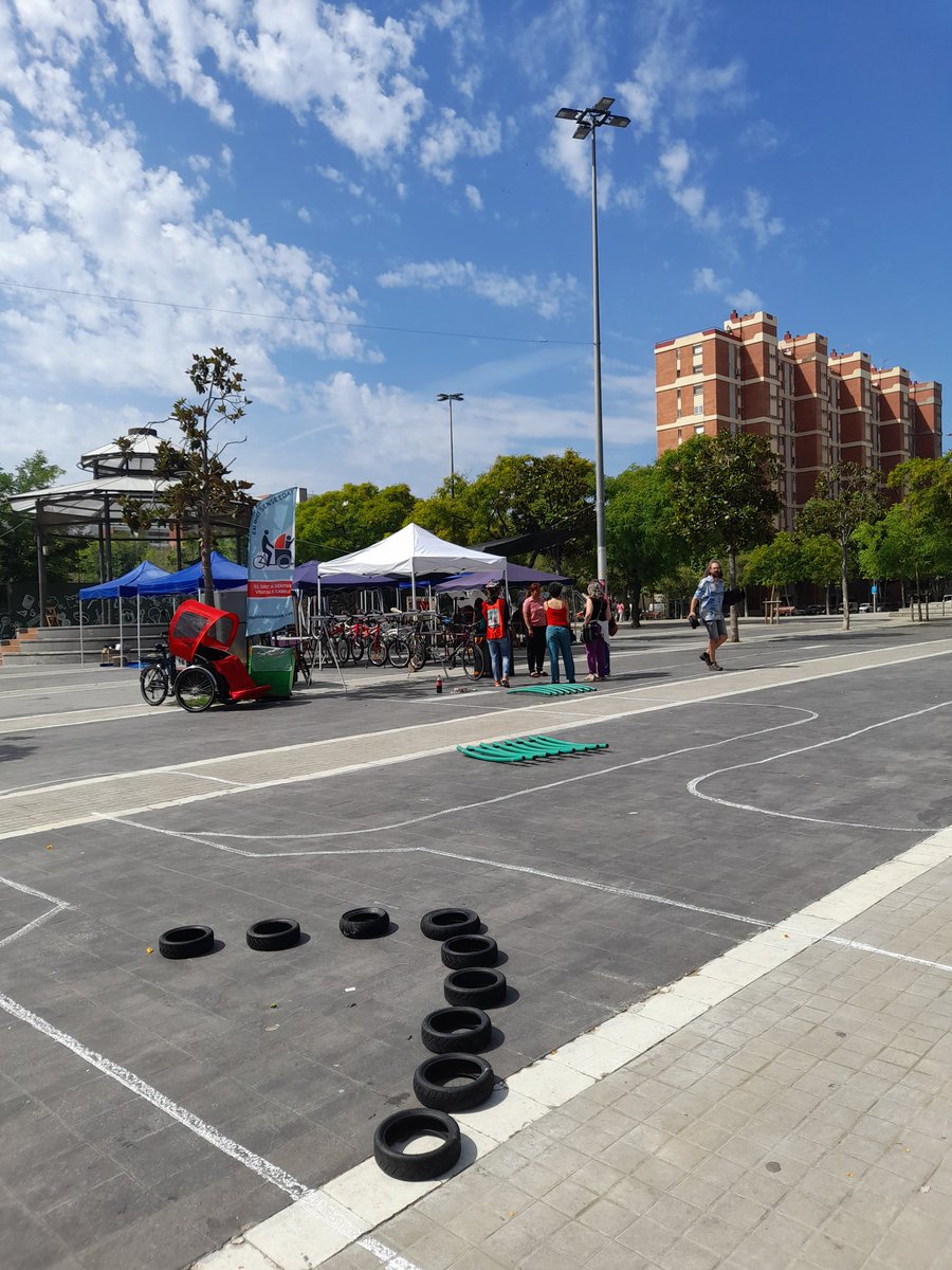 La_Collectiva's tweet photo. Taller de bicis amb autoreparació circuit i amb #BicisSenseEdat gràcies a @LHenbici #31FestadelSol https://t.co/wjurlocOSi