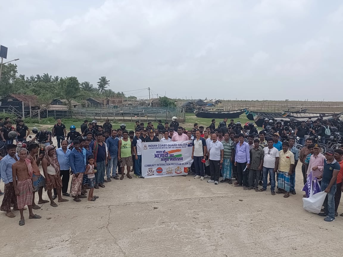 IndiaCoastGuard's tweet photo. Rally arrived their first pitstop #Junput fishing village where the representatives organised a medical camp while associating themselves with the local community. https://t.co/U1CrewsSud
