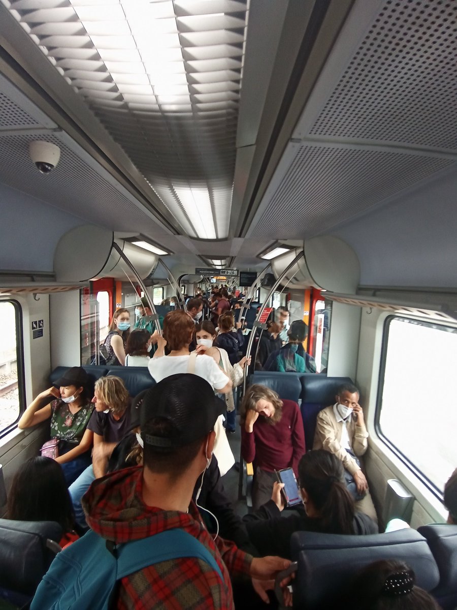 _SilkeHahn's tweet photo. @mobileLarson @MengeSonnentag #DBfail... Immerhin nach einem Sprint ans Ende der Sardinenbüchse jetzt am Weg nach Heidelberg 🥳 https://t.co/f2dCjBmjXC