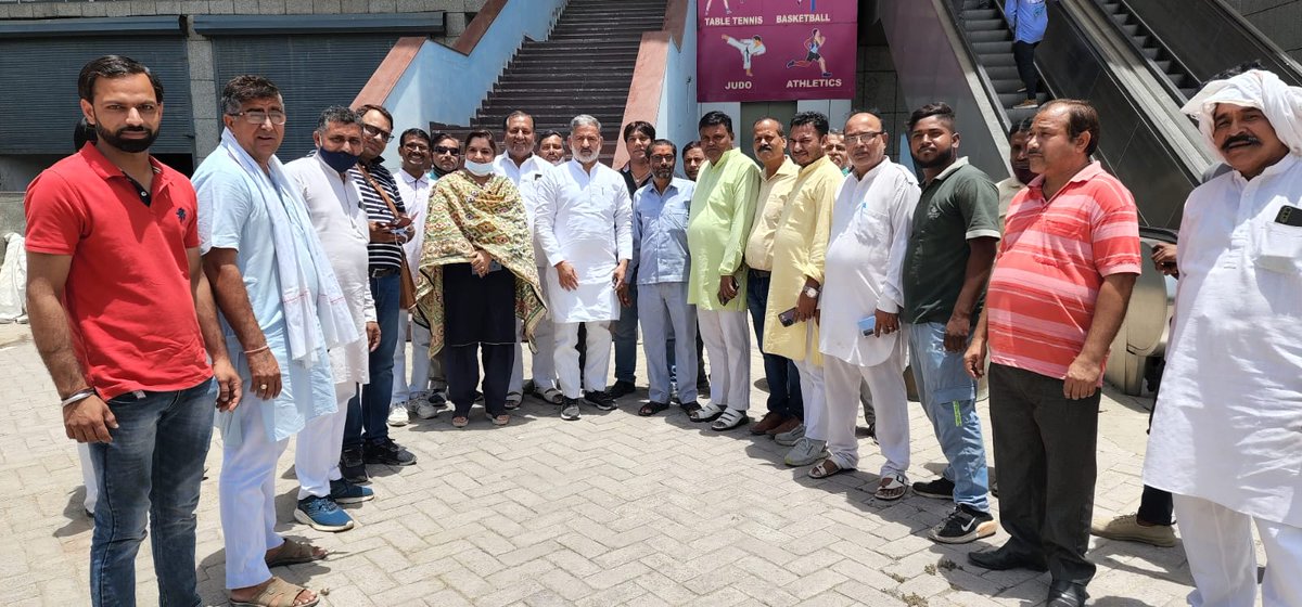 MlaMahinder's tweet photo. मुख्यमंत्री अरविन्द केजरीवाल जी के नेतृत्व में दिल्ली में 115 फ़ीट ऊंचे 500 तिरंगे लगाए जा है।जनता सरकार के साथ मिलकर तिरंगा सम्मान समिति के जरिए इनका ख्याल रखेगी व इनके सम्मान में कार्यक्रम आयोजित करेगी।
तिरंगे को करोड़ों ने अपने खून से सींचा है.. https://t.co/3vtygd5nzX