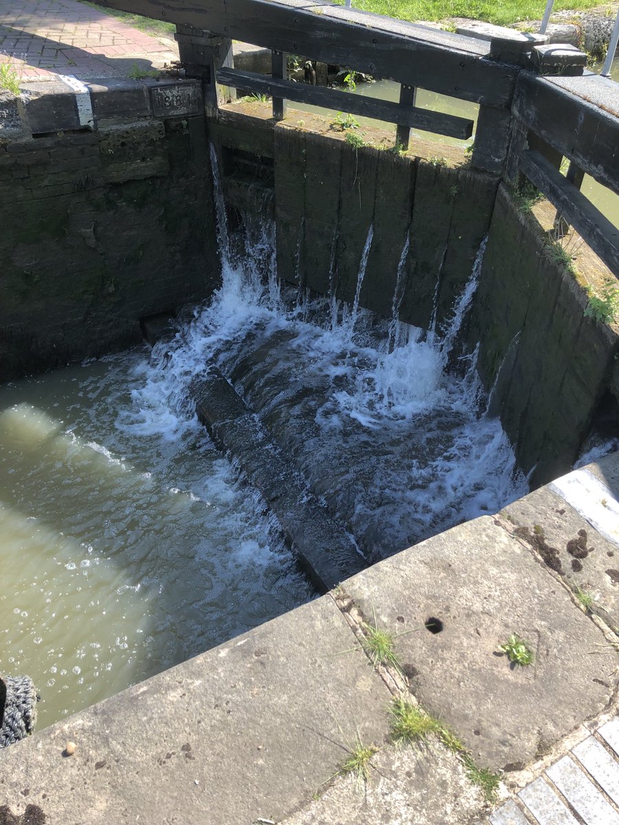 BraunstonLocks's tweet photo. ⁦@CRTEastMidlands⁩  this worsening leak that seems to cause regular empty pounds Lock 4 Braunston needs attention https://t.co/VGzNo8mmFP