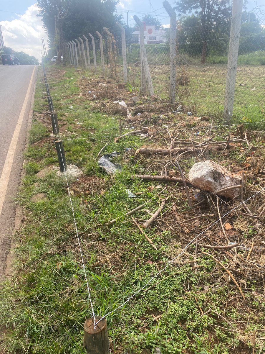 Outside Village Market mall in northern Nairobi. Is this barbed wire a way of stopping people setting up stalls to sell things on the side of the road or of stopping cars parking? https://t.co/xGPEzJNUCr