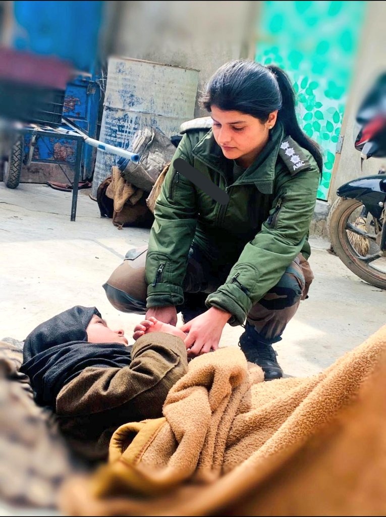 GhatakPlatoon47's tweet photo. Difficult times reveal true friends.

#IndianArmy medical officer helped a young Kashmiri girl.

Love &amp; Respect 🇮🇳

@DrSyedSehrish @Ishrat_Akther @swarajsilvi1977 @adgpi  @gpats1981 @SheikhAamir_inc @Fayak_Wani1 https://t.co/xP3Ku4QrI0