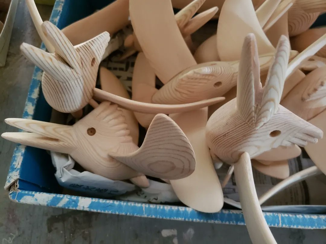 アインシュタインの木彫りの鉛筆縦