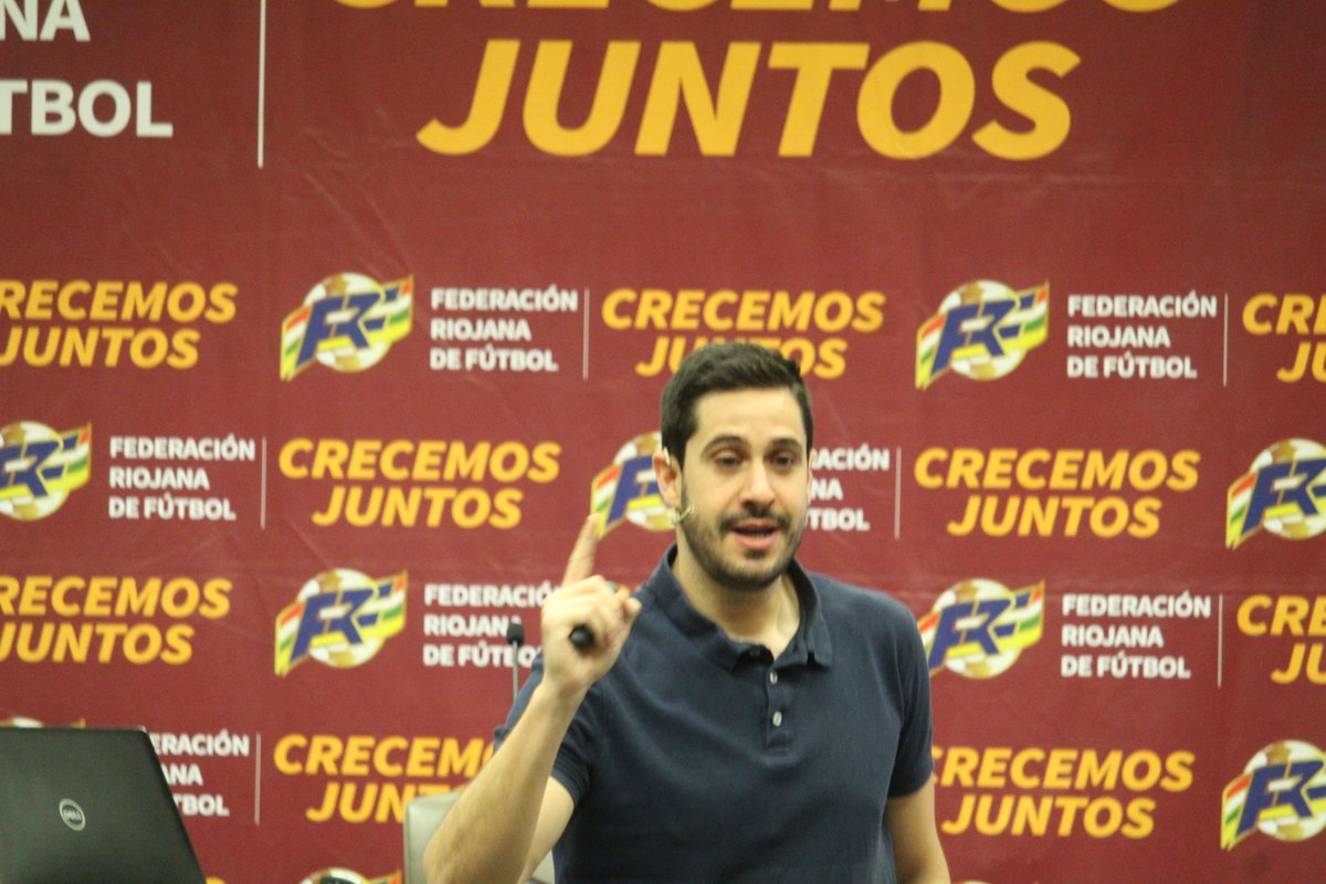 fedriojafutbol's tweet photo. Compartiendo e intercambiando conocimiento 🎓 con los entrenadores riojanos. @aitorvdb con su ponencia 'Nuestro método de fútbol mágico'.

🎩⚽ La magia del conocimiento.

#EntrenadoresFRF
#CrecemosJuntos https://t.co/LTv3Yu5VCB