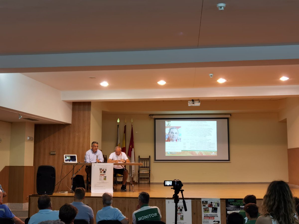 EnriquedelaRos's tweet photo. Disfrutando de la clase Magistral impartida por Gines Melendez en Villaseca de la Sagra.

Fútbol Base, formación y trabajo de cantera. https://t.co/Hjy6Y8twth