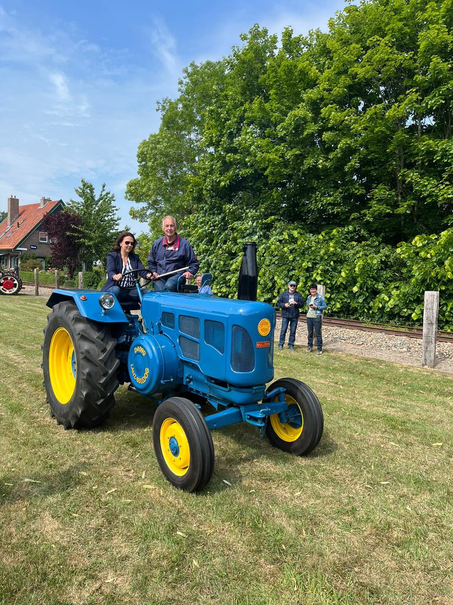 De lat, uhhh ring, lag hoog vandaag: ringsteken ZELF rijdend op de trekker🫣. De eer gered, twee van de drie keer raak😄. En dit alles bij mooie evenement van het 25-jarige bestaan van het Trekkermuseum in Nisse. #agrarischerfgoed <a href="/provzeeland/">Provincie Zeeland</a>