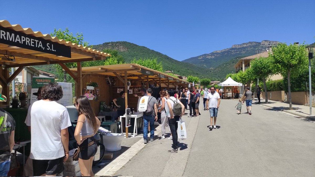 firhabitat's tweet photo. 🟢 L'activitat continua a #Firhàbitat amb la zona d'expositors, exhibicions i tallers.

👋 Consulta la programació a https://t.co/Pb3TGTj5gd https://t.co/mtqICHG7Nr
