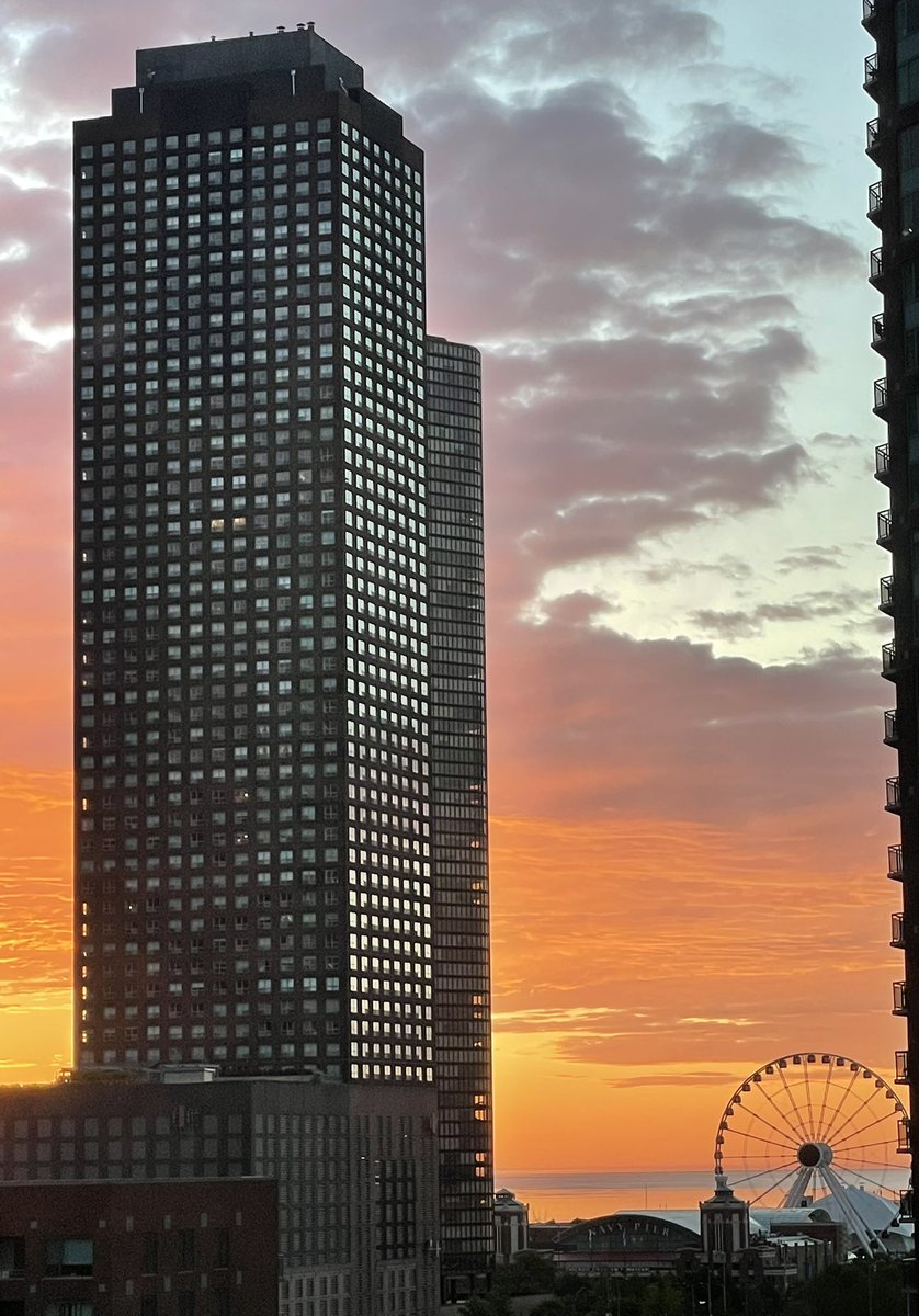 Beautiful sunset in Chicago…great way to start the day. Off to the Convention Center for #ASCO22