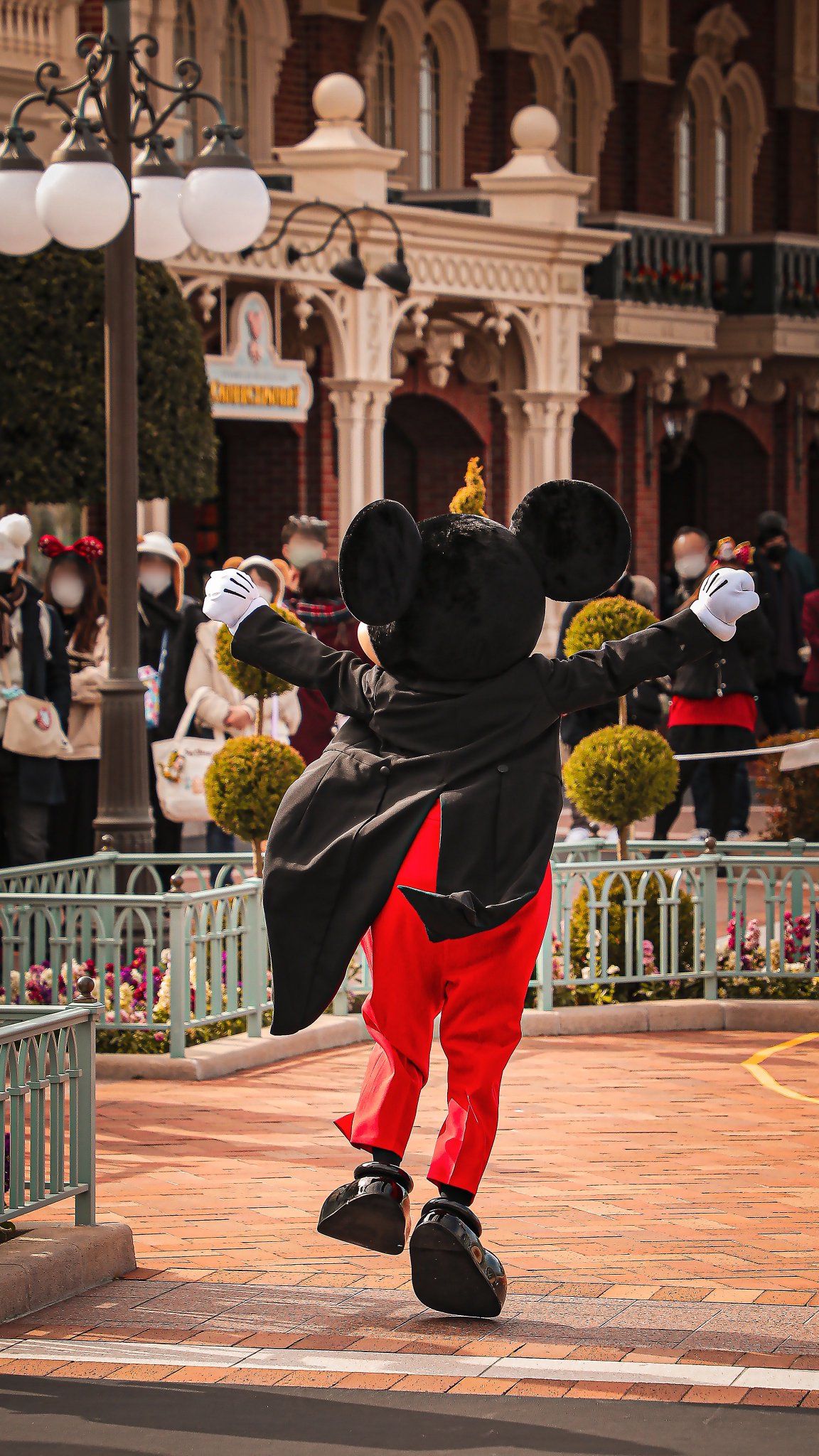 تويتر Daiki على تويتر 東京ディズニーランドの玄関口で 印象的だったミッキーマウスの後ろ姿 T Co 2r6z35iqdf