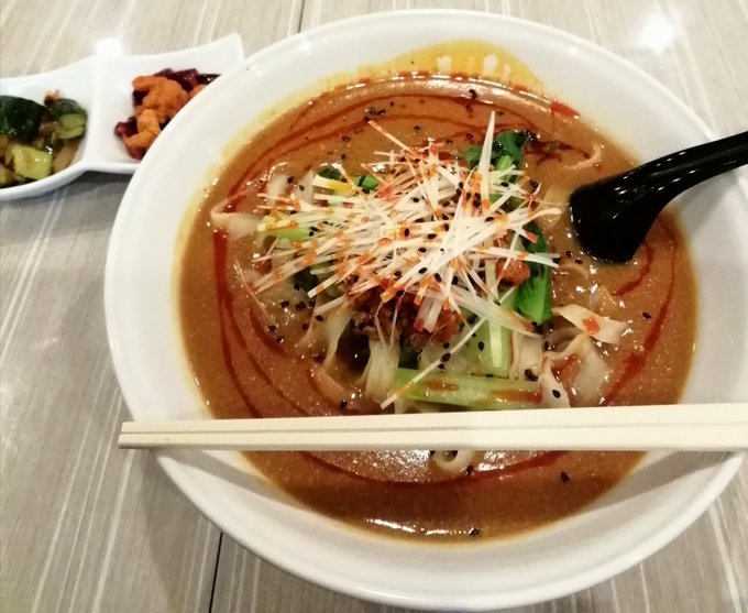 夜はなぜか寒いので担々麺の刀削麺。ビール飲みたいが明日まで我慢。 