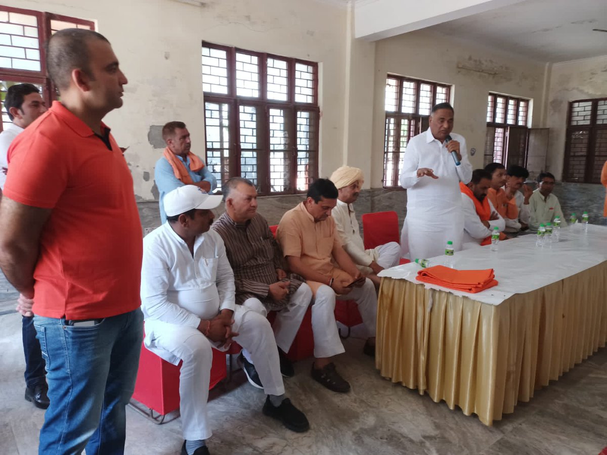 BirenderTokas's tweet photo. रावता गाँव में सीवर, नालो व कारखानों का गंदा पानी किसानो के खेतों से आगे बढ़ता हुआ अब किसानों के घरों में घुस गया है| आज दिल्ली के @LtGovDelhi ने पूरे प्रभावित क्षेत्र में दौरा किया व नेता विपक्ष @RamvirBidhuri Ji श्री @vinodsehrawat01 की रावता गांव की पंचायत में उपस्थिति भी हुई https://t.co/q6QDdKP8Dd