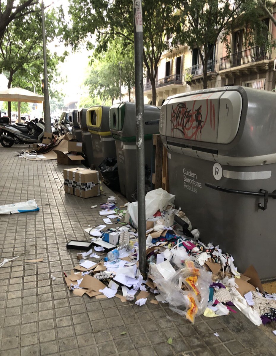 JavierHernandos's tweet photo. @jessicaalbiach @bcnencomu Serà #BarcelonaGuarraVida sentir-se orgullosa de la merda de ciutat que ens esteu deixant ja ho diu tot de tots vosaltres #fastic https://t.co/q4o7IePFQH