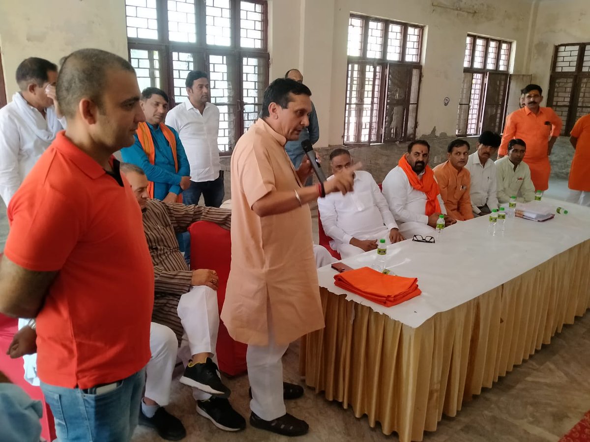 BirenderTokas's tweet photo. रावता गाँव में सीवर, नालो व कारखानों का गंदा पानी किसानो के खेतों से आगे बढ़ता हुआ अब किसानों के घरों में घुस गया है| आज दिल्ली के @LtGovDelhi ने पूरे प्रभावित क्षेत्र में दौरा किया व नेता विपक्ष @RamvirBidhuri Ji श्री @vinodsehrawat01 की रावता गांव की पंचायत में उपस्थिति भी हुई https://t.co/q6QDdKP8Dd