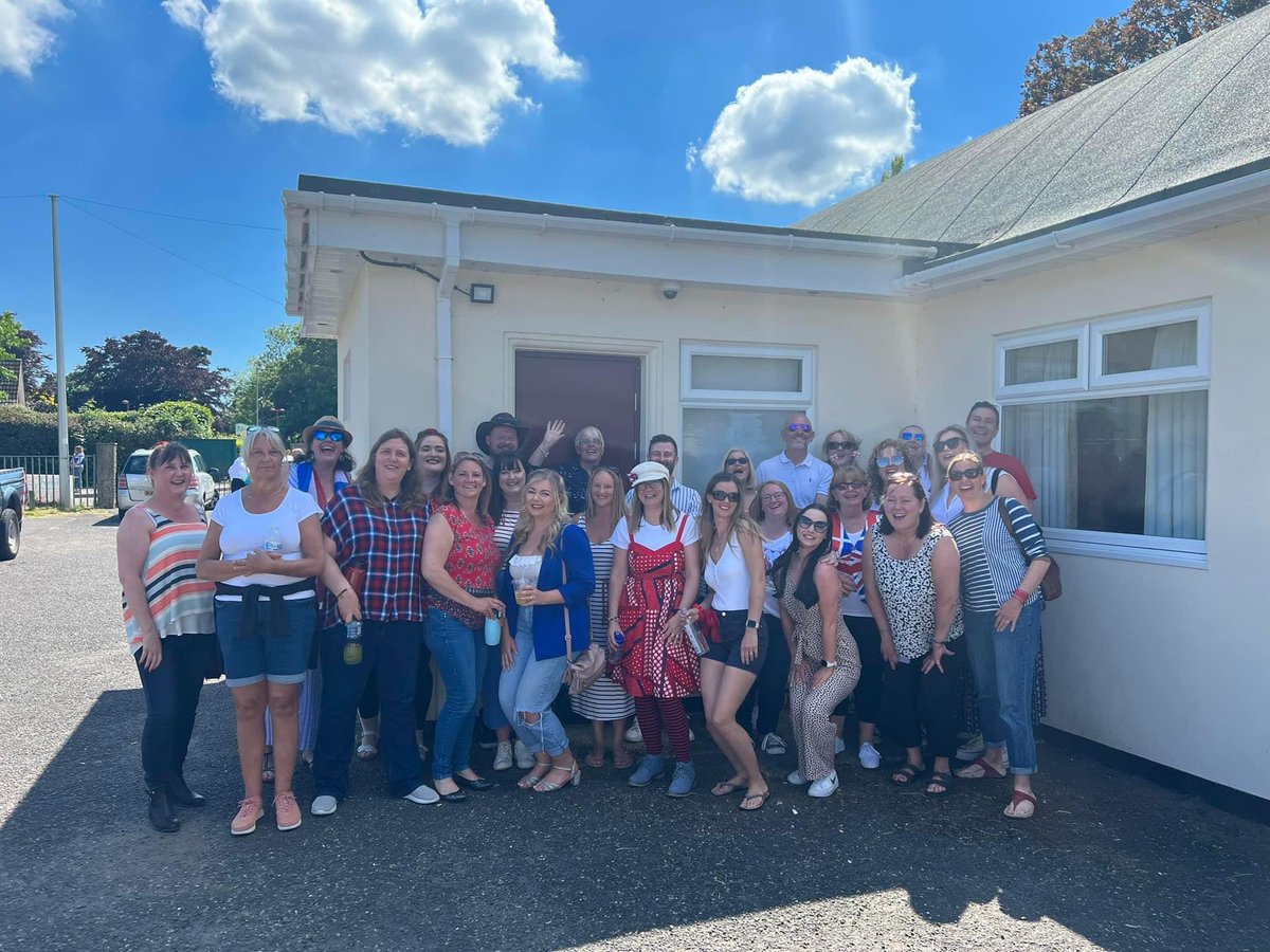 ChoirVerwood's tweet photo. 🎼 Looking forward to carrying on the #JubileeCelebration today. We are performing at 2.30pm at Alderholt Rec  🎶 🎤 🎶 #platinumjubilee2022 #PlatinumJubilee #QueensJubilee #livemusic #dorset #alderholt #vocalizechoir https://t.co/yOpQHTkmw7