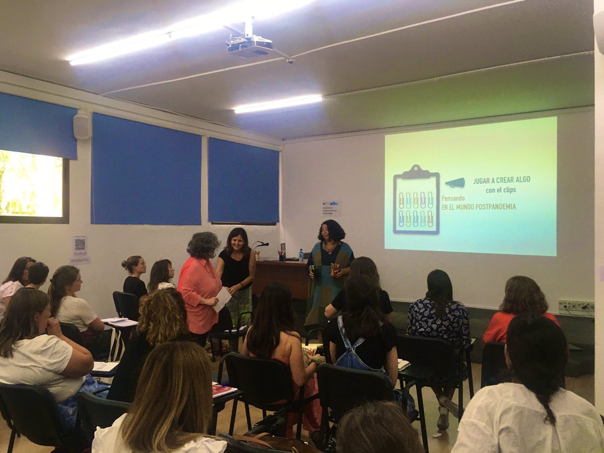 CEPInca's tweet photo. Conferència de cloenda d’ #angélicasátiro (https://t.co/jkXTpsqFYH) sobre “la necessitat i la urgència d’una educació creativa” i la possibilitat de ser creatius a partir d’objectes tan quotidians com un simple clip! #jornades2122 #cepinca #SomdOcentS https://t.co/YM1kdFQoyX
