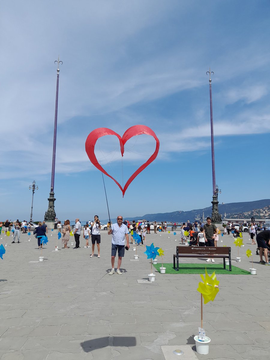 AMPMIRAMARE's tweet photo. Spettacolo di aquiloni in piazza Unità  per #Boramata, la festa del vento organizzata da @MuseoBora e quest'anno inserita nel programma di #MareDireFare... perchè senza la #Bora che #mare sarebbe? https://t.co/vo8uClAbQN