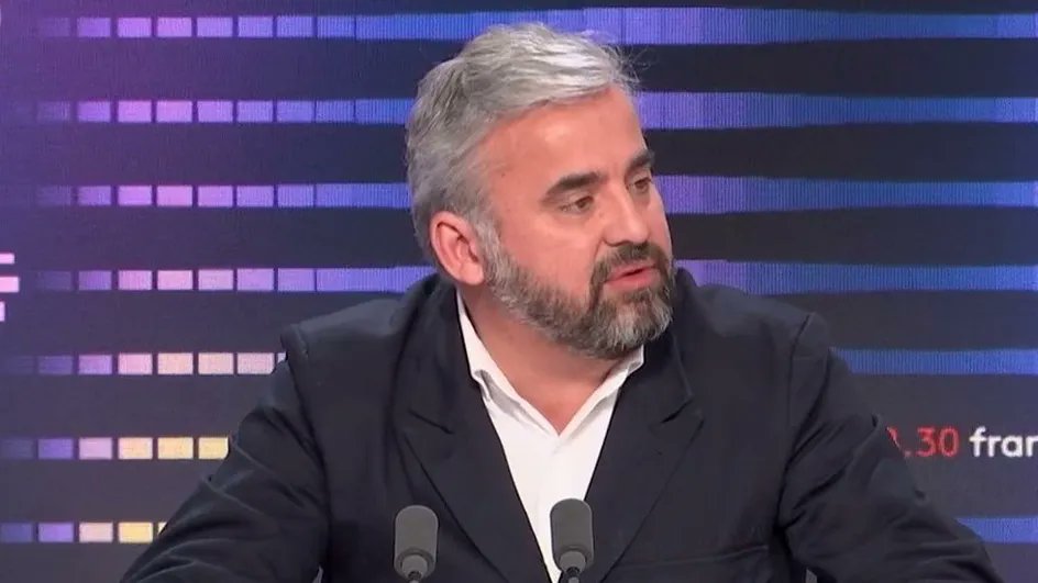 franceinfo's tweet photo. "Conseil national de la refondation" : "Monsieur Macron fait croire qu'il va mettre en place un bidule et écouter les Français", fustige Alexis Corbière

https://t.co/f082h7PkD4 https://t.co/3i4yIvwkm1