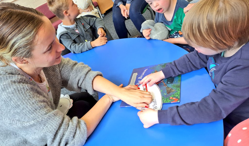 Another fab @PortsmouthDSA #CommunicationGroup We are so lucky to access these specialist groups! Thank you #PortsmouthDSA and @EmilyHarnett2 We learnt about visual sentence structure so Ted and I can practice this activity at home 😊 #DownSyndrome #PlatinumJubilee #ProudParent