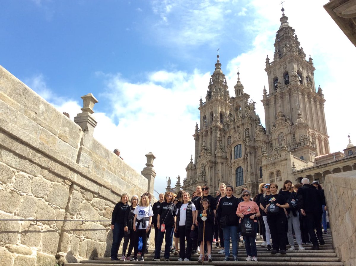 ¡Hemos llegado a la plaza del Obradoiro!👟🤩🤩

Mujeres en el Camino cumple su última etapa en Santiago,📍 en compañía de <a href="/EthelVazquez_m/">Ethel Vázquez Mourelle</a> conselleira de Infraestructuras y Movilidad de la <a href="/Xunta/">Xunta de Galicia</a> 👏👏👏