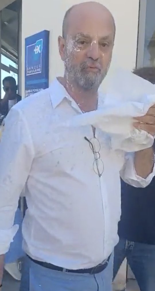 🔴🔥🔴(Vidéo) Jean-Michel Blanquer bousculé et aspergé de mousse sur un marché à Montargis ! putsch.media/20220604/actua…  (source <a href="/Ligne__Droite/">Ligne Droite • La matinale de RC</a> ) #legislatives2022 #Blanquer #montargis #élections