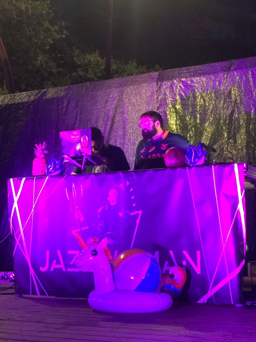 BarnaSoMJ's tweet photo. Ja tenim els @TropicalRiots a l'escenari! https://t.co/qMJuP0FBtT
