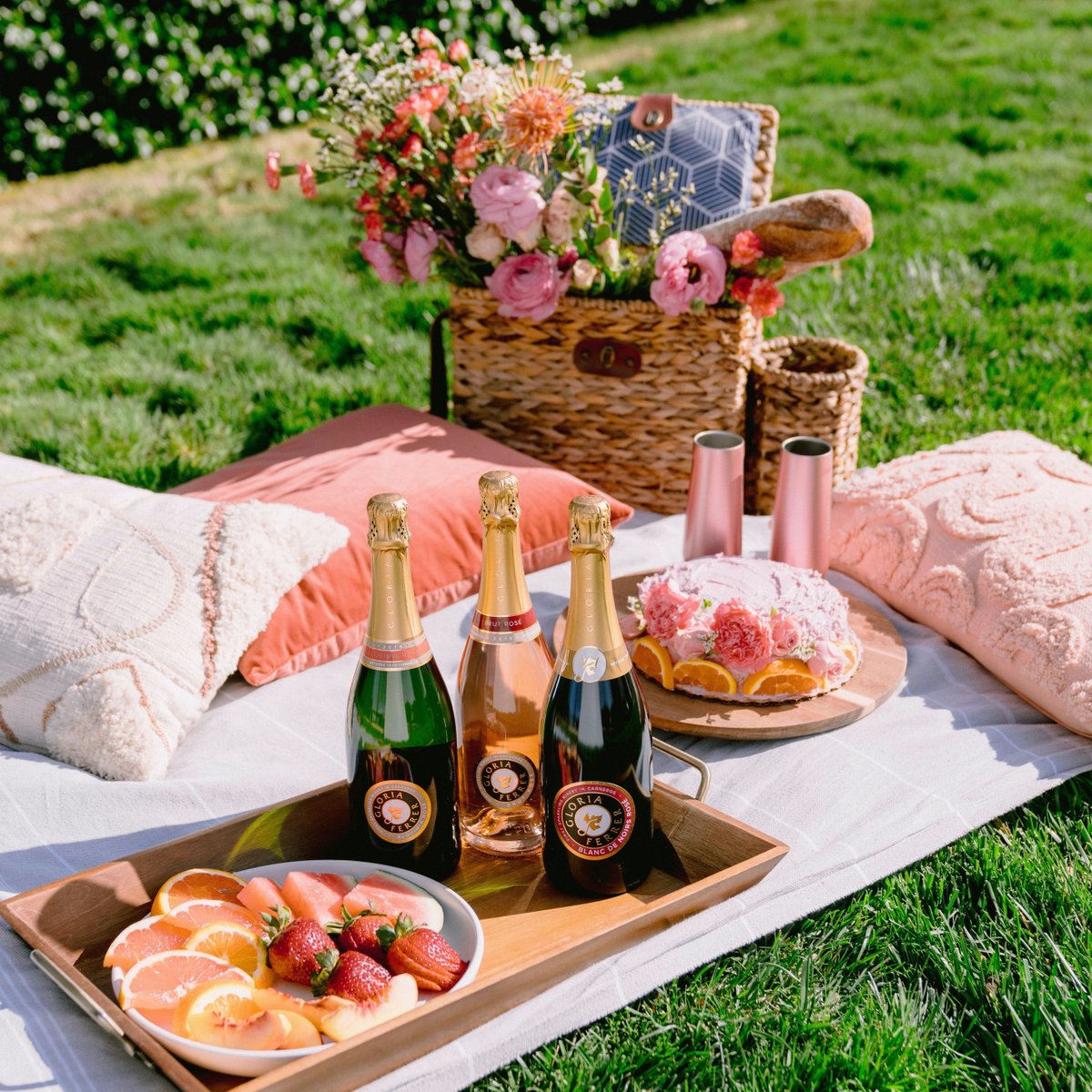 Are you prepared for your #NationalRoséDay picnic? 🥂🍉🍓🍒 
Beautiful florals ✔️
Fresh fruit ✔️
Sparkling Rosés ✔️
Fun dessert ✔️
Pink decorations ✔️
bit.ly/3aqMoMk