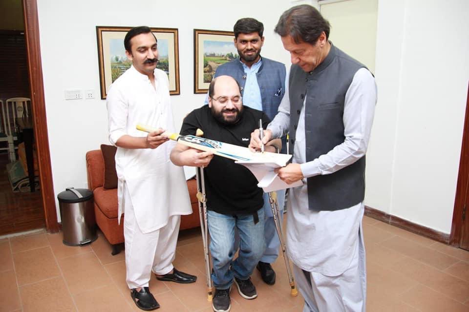 PTIofficial's tweet photo. Chairman PTI @ImranKhanPTI signed a bat for our ardent &amp; ideological supporter Zeeshan Shafquat. https://t.co/hI1qkWHTGd